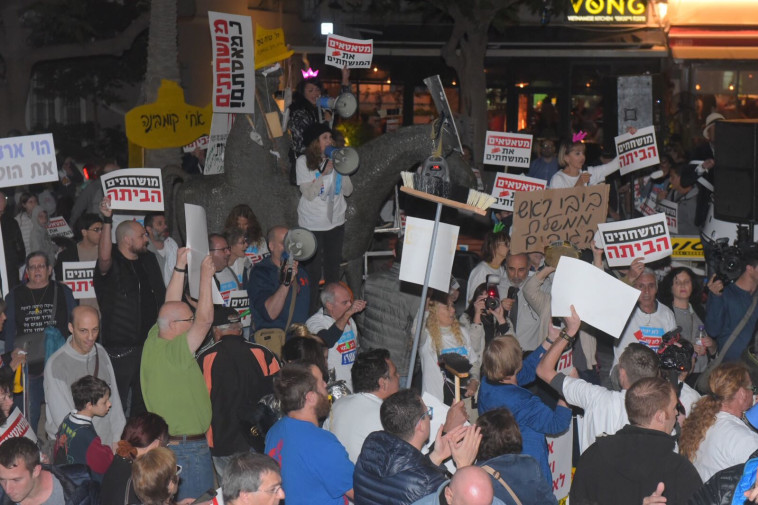 &quot;מושחתים נמאסתם&quot;. צילום: אבשלום ששוני