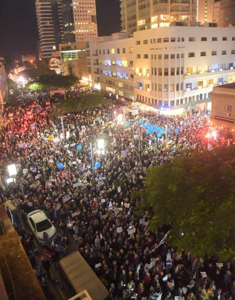 &quot;לא אני בניתי את הסמל הזה&quot;. המחאה ברוטשילד נגד השחיתות. צילום: אבשלום ששוני