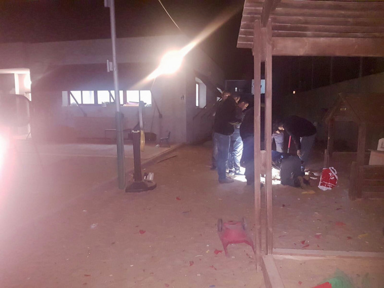 רקטה אותרה בגן ילדים בשדרות. ציולם: דוברות המשטרה