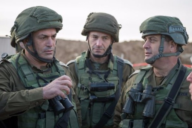מפקדי צה&quot;ל באזור נטרול המנהרה. צילום: דו&quot;צ