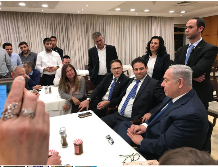 בנימין נתניהו בשיחה עם כתבים במזנון הכנסת. קרדיט: ללא 