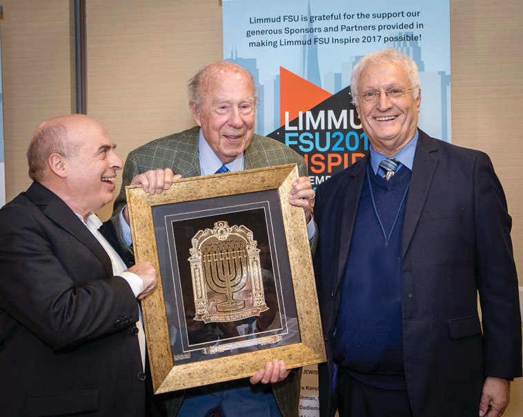 נתן שרנסקי וחיים צ'סלר, מייסד &quot;לימוד FSU&quot;, מעניקים לשולץ אות מיוחד בכנס בסן פרנסיסקו. &quot;תיזכר כמשחרר הגדול של מיליוני יהודים מברית המועצות&quot;. צילום: קייט פים