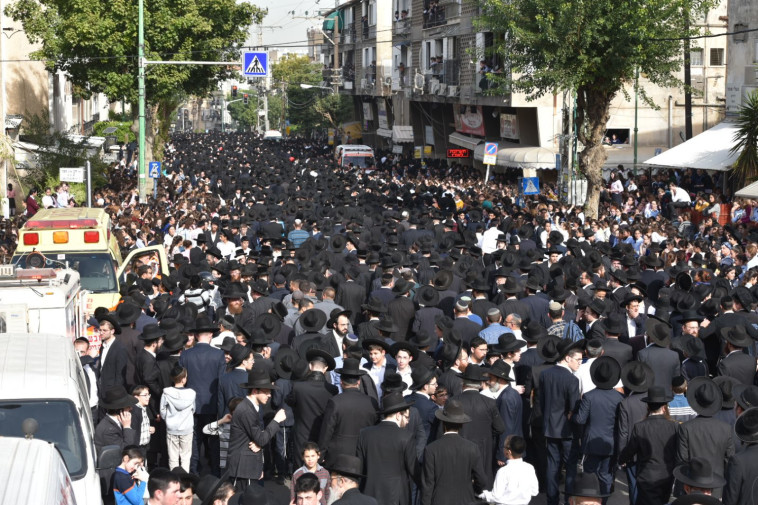 הלוויית הרב שטיינמן בבני ברק. צילום: דוברות המשטרה