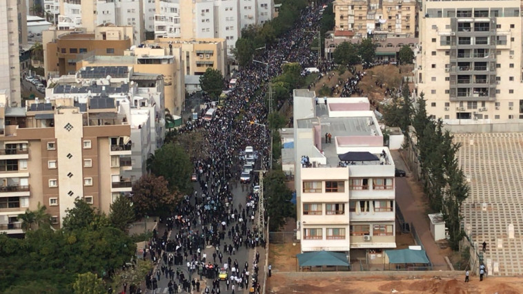 הלוויית הרב שטיינמן בבני ברק. צילום: אבשלום ששוני