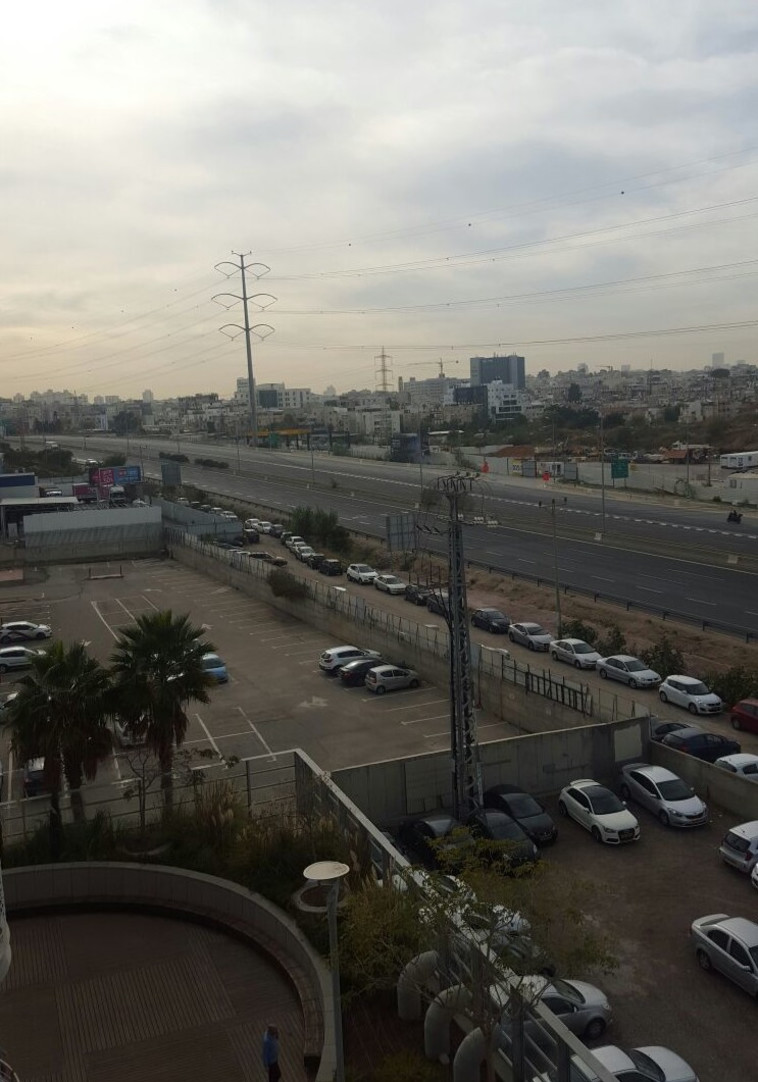 כביש 4 חסום לתנועה בזמן הלוויה. צילום: שחר אשכנזי