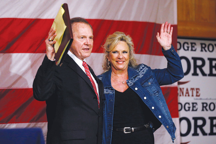 רוי מור עם אשתו לפני שנודע לו על ההפסד. צילום: רויטרס