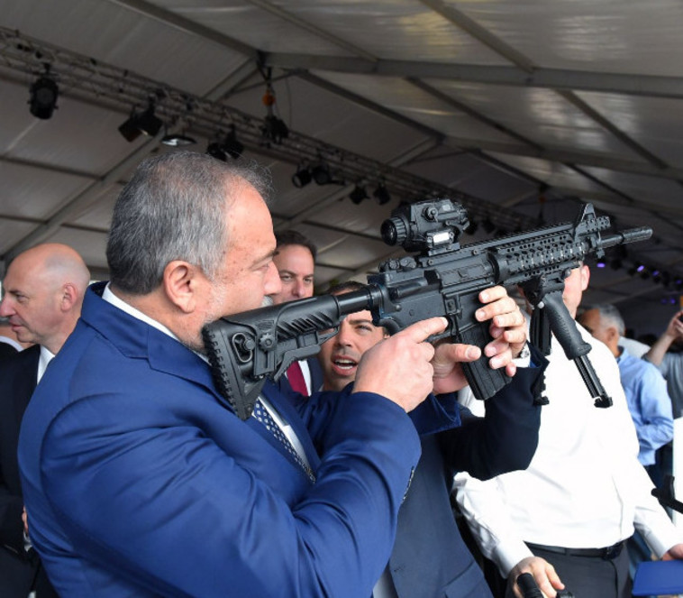 יצטרף למפץ? ליברמן. צילום: אריאל חרמוני, משרד הביטחון 