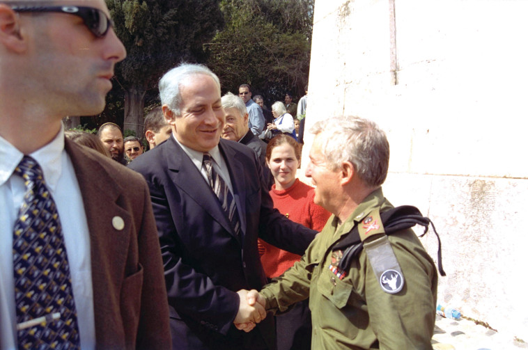 מפקד הפיקוד לוין עם נתניהו. "חטא ההיבריס". צילום: משה מילנר, לע"מ מפקד הפיקוד לוין עם נתניהו. "חטא ההיבריס". צילום: משה מילנר, לע"מ