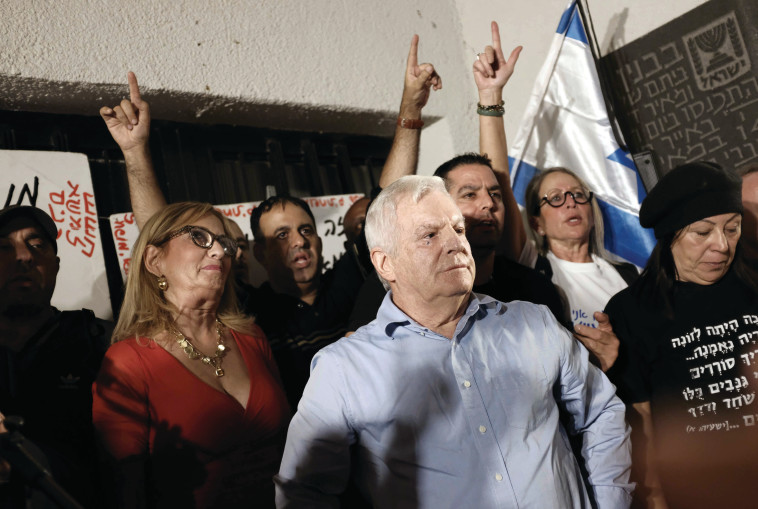 עמירם לוין מפגין נגד השחיתות. צילום: תומר נויברג, פלאש 90 עמירם לוין מפגין נגד השחיתות. צילום: תומר נויברג, פלאש 90