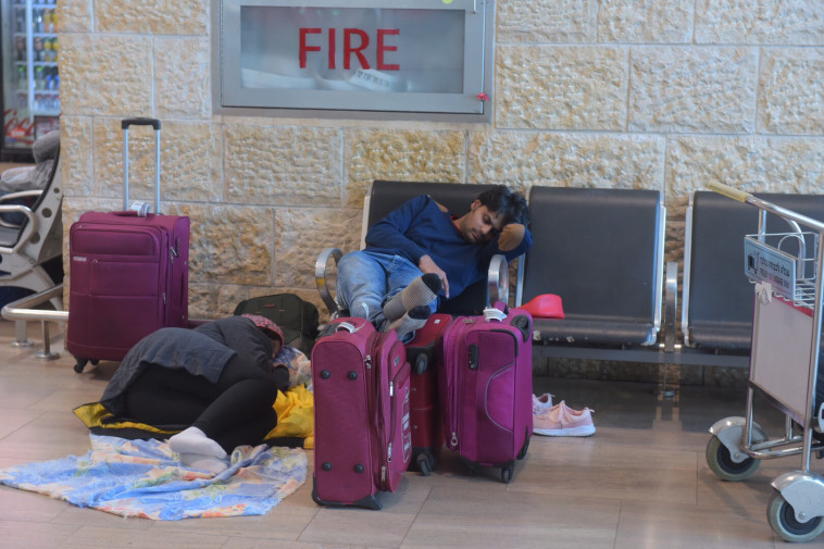 תקועים בשדה התעופה. צילום: אבשלום ששוני