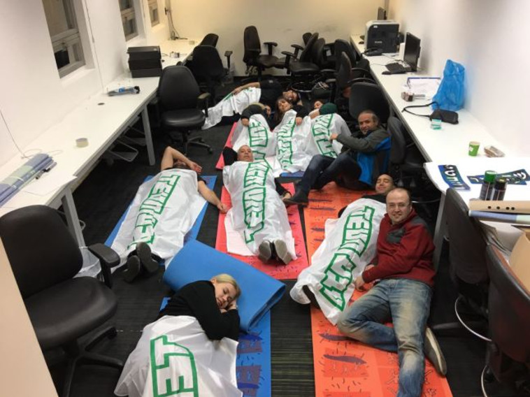 עובדי טבע מתבצרים במפעל בירושלים. צילום: שחר סמוראי