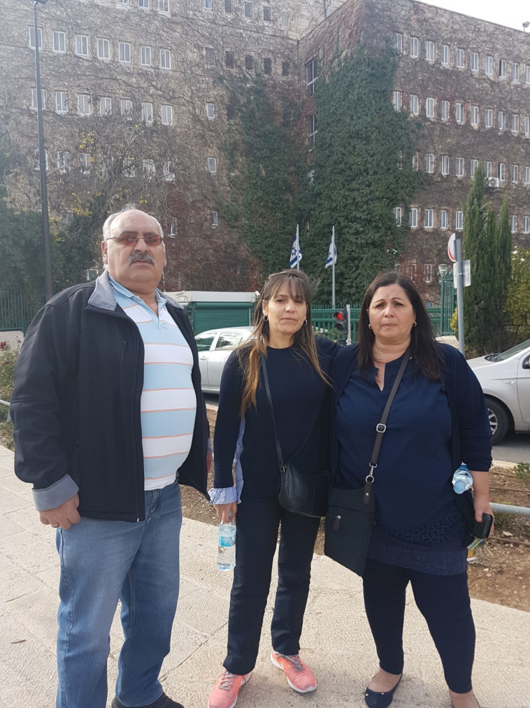 פנחס בר איתן ביחד עם חברות הוועד רחל דוד ושרה קרלה. צילום: רון אסל 