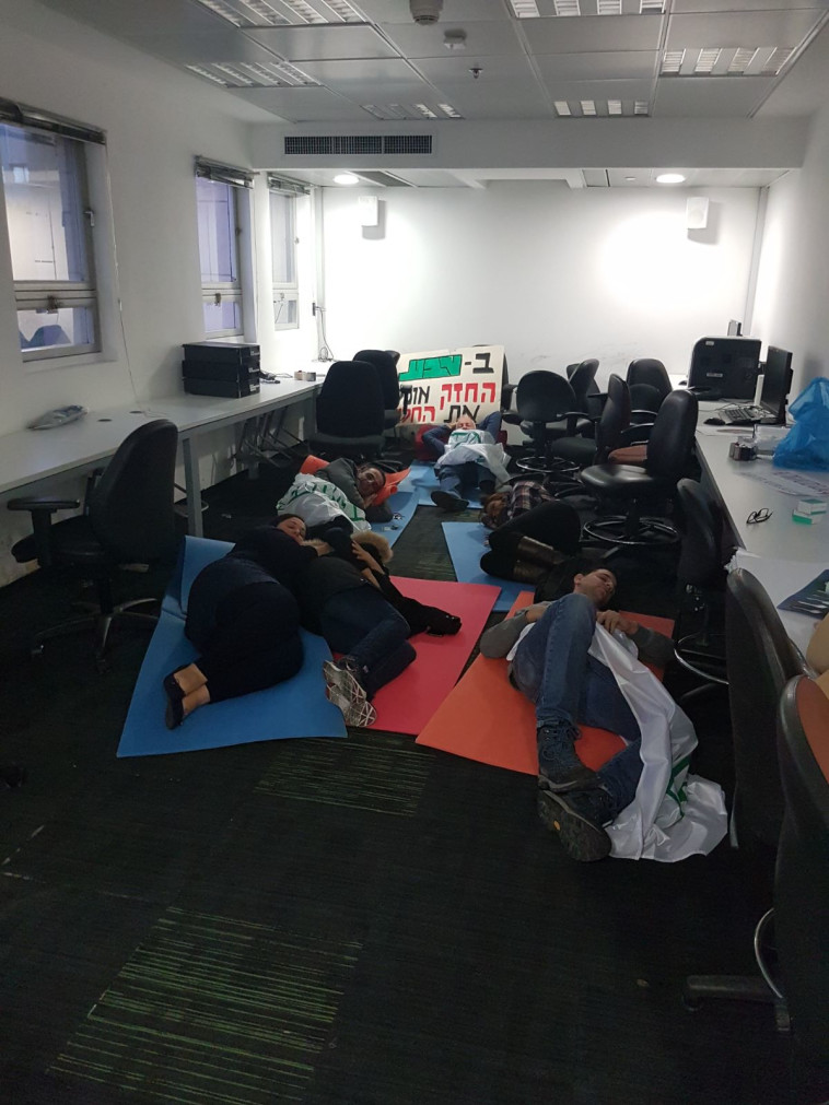 המתבצרים במפעל המשאפים. צילום: רחל דוד