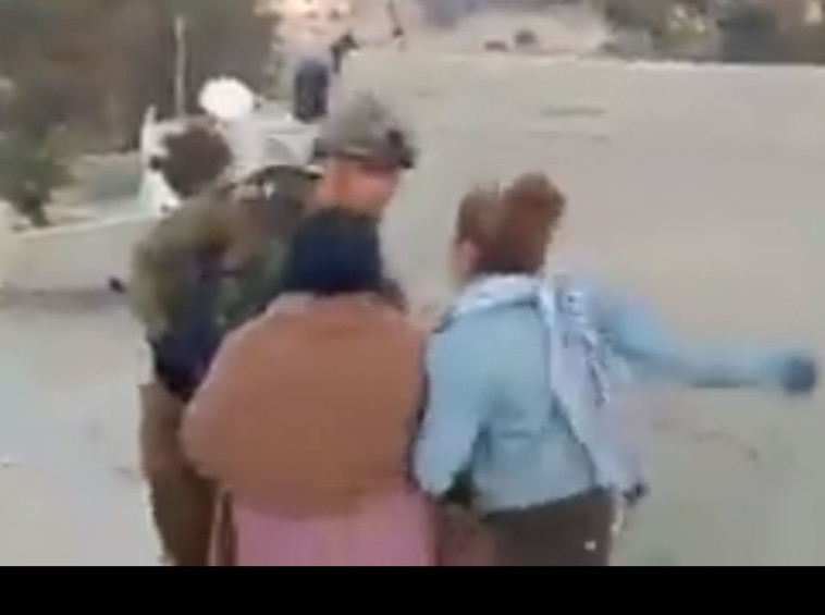 נערה פלסטינית תוקפת חייל. צילום מסך נערה פלסטינית תוקפת חייל. צילום מסך