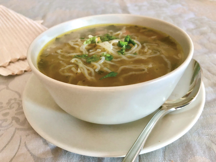 מרק ירקות עשיר עם אטריות. סגנון וצילום: פסקל פרץ רובין