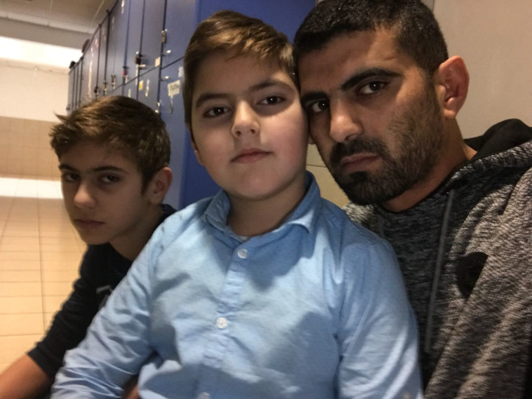 ג'מיל אבו ג'אמע וילדיו הילדים המעוכבים בשדה התעופה . צילום: באדיבות האב