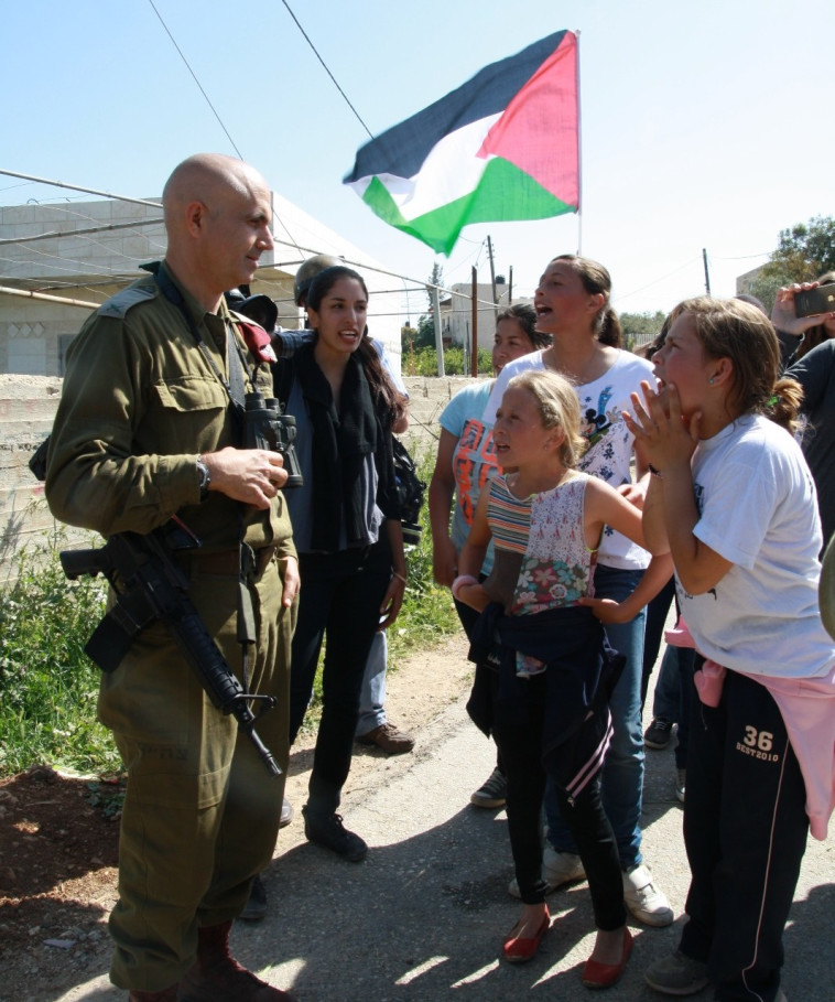 תמימי מתעמתת עם מפקד אוגדת איו&quot;ש ב-2012. צילום: אהוד אמיתון, טי.פי.אס