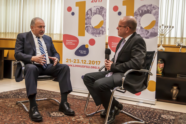 אביגדור ליברמן בריאיון. צילום: רומן ינושבסקי