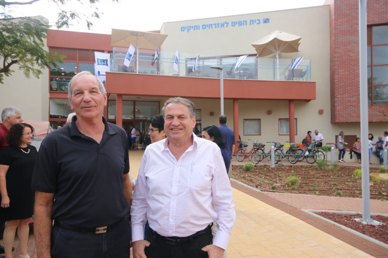 עוזי דיין יור מפעל הפיס וראש המועצה דב ישורון על רקע בית הפיס לאזרחים ותיקים. צילום איקי מימון 