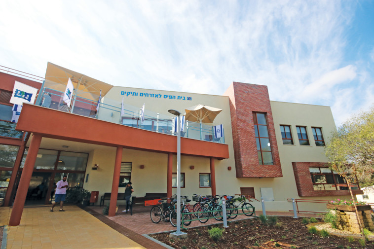 מבנה מפעל הפיס לאזרחים ותיקים. צילום:  איקי מימון