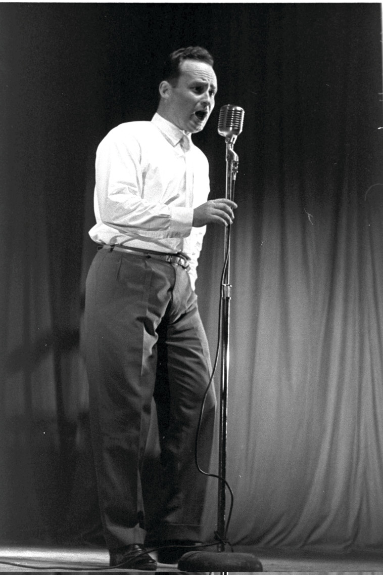 שמעון ישראלי באולפן קול ישראל שנת 1959 צילום משה פרידן לע''מ. משה פרידן, לע&quot;מ 