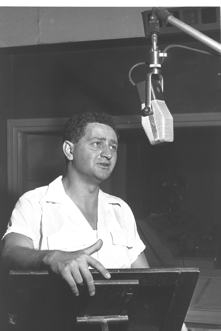 שמעון ישראלי באולפן קול ישראל שנת 1959 צילום משה פרידן לע''מ 