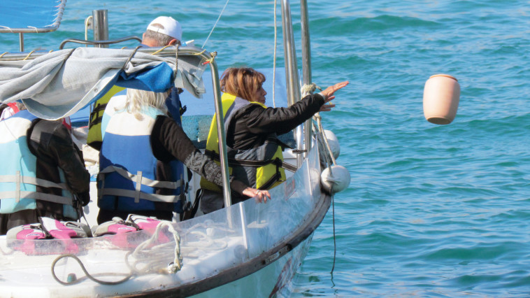 כד האפר מושלך למים. צילום: נתן זהבי 