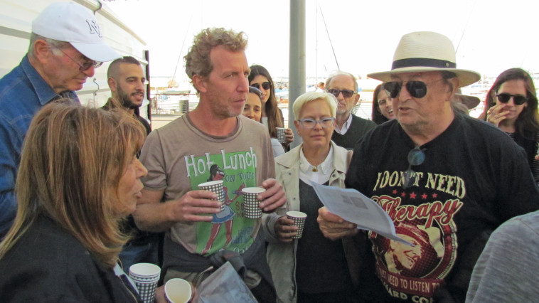 אלי ישראלי מקריא את המכתב. צילום: נתן זהבי