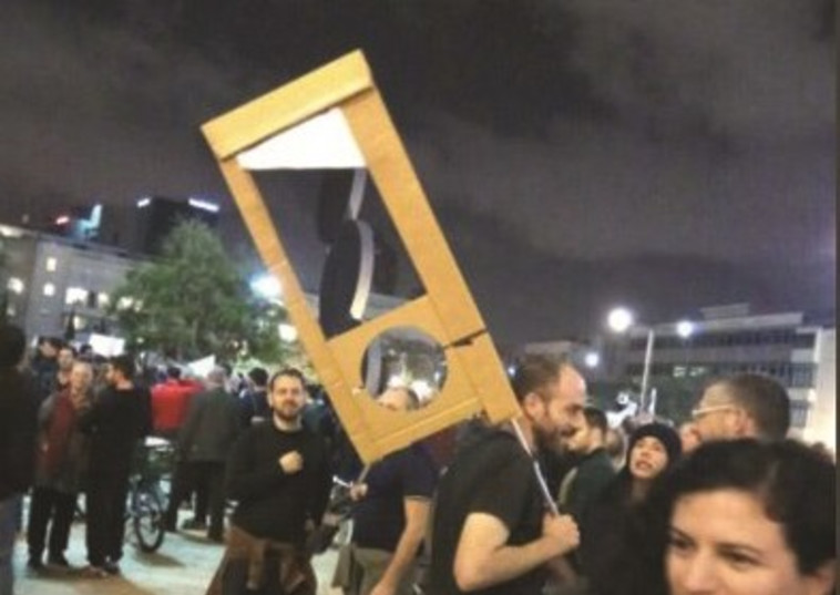 אירוע מיותר, מטופש ומזיק. מיצג הגיליוטינה. צילום: ישי פרידמן, &quot;מקור ראשון&quot;