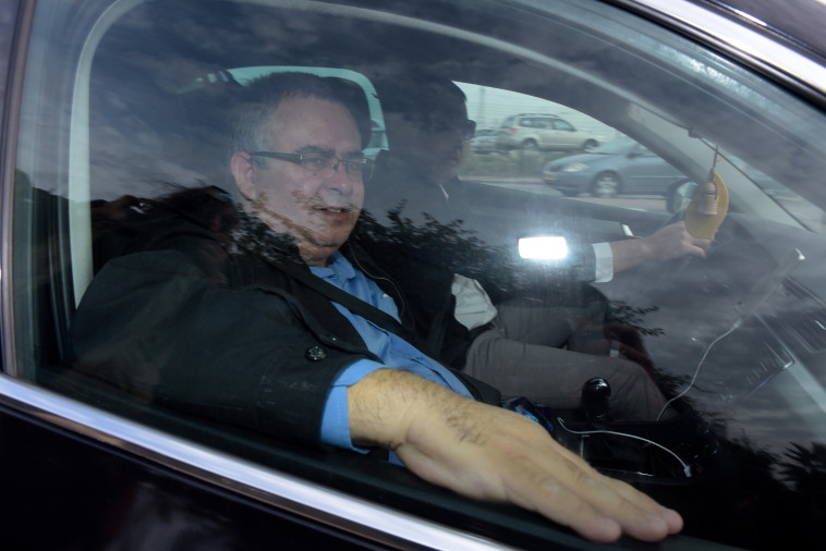 דוד ביטן מגיע לחקירתו. צילום: אבשלום ששוני