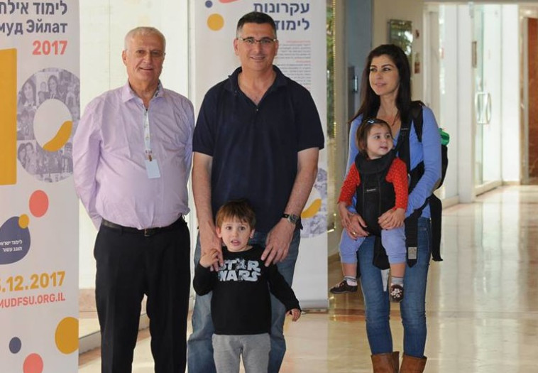 גדעון סער וגאולה אבן-סער עם חיים צ'סלר בכנס. צילום: רומן ינושבסקי