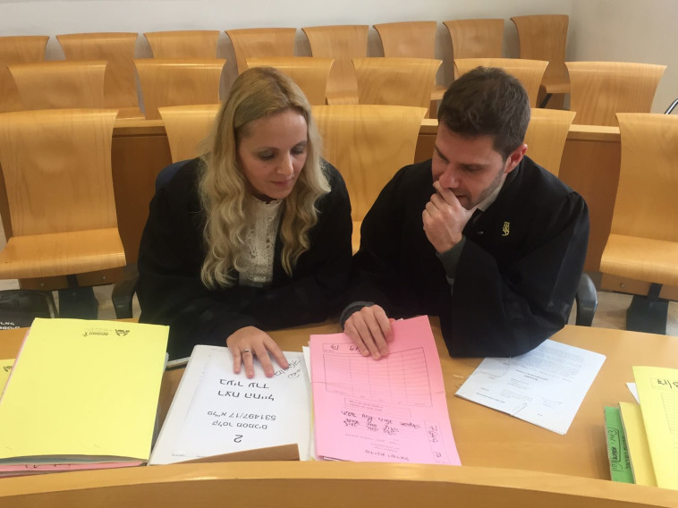 עורכי הדין מורן גז ועמית גינת. צילום: יאסר עוקבי