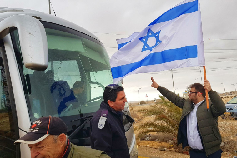 אורן חזן מול האוטובוס של משפחות המחבלים. צילום פרטי