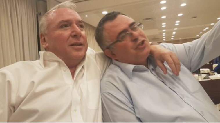 חברי הכנסת ביטן ואמסלם במזנון הכנסת. צילום: הטוויטר של מיכאל שמש