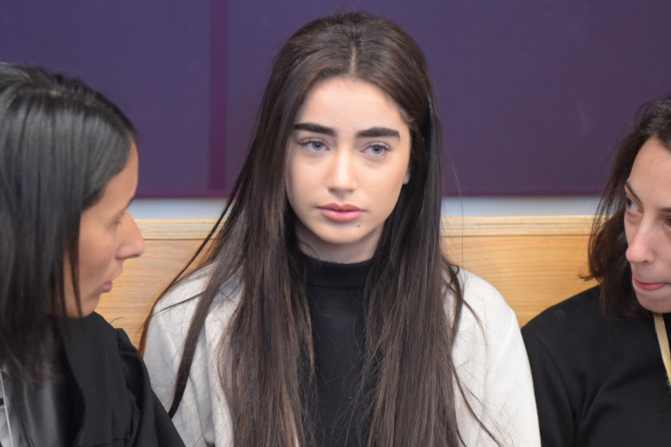 אליה קדוש ממתינה לאמויאל מחוץ לאולם המשפט. צילום: אבשלום ששוני אליה קדוש ממתינה לאמויאל מחוץ לאולם המשפט. צילום: אבשלום ששוני