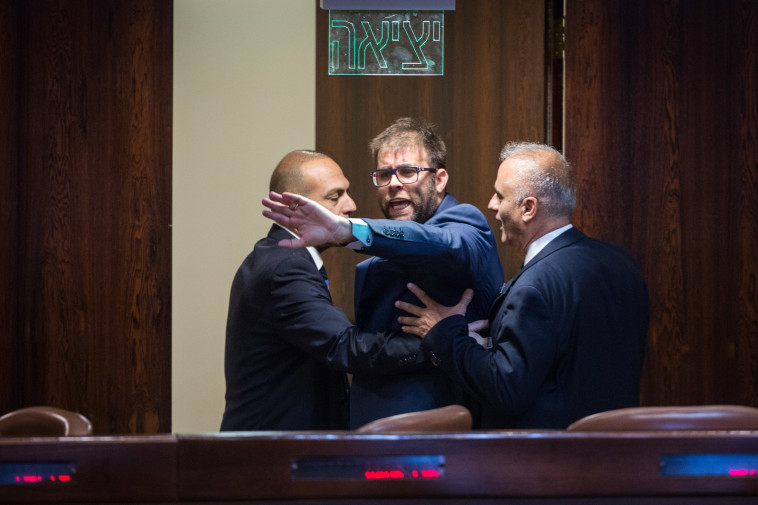 חזן מורחק מהמליאה. צילום: הדס פרוש, פלאש 90