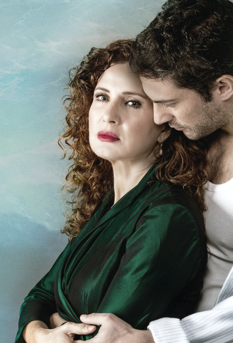 לימור גולדשטיין בהצגה &quot;הים הכחול העמוק&quot;. צילום: כפיר בולוטין