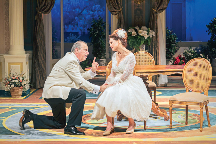 לימור גולדשטיין עם נתן דטנר בהצגה &quot;פילומנה&quot;. צילום: ז'ראר אלון