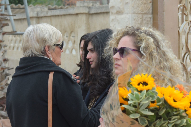  בתה של רונית מטלון בלוויה. צילום: אבשלום ששוני 