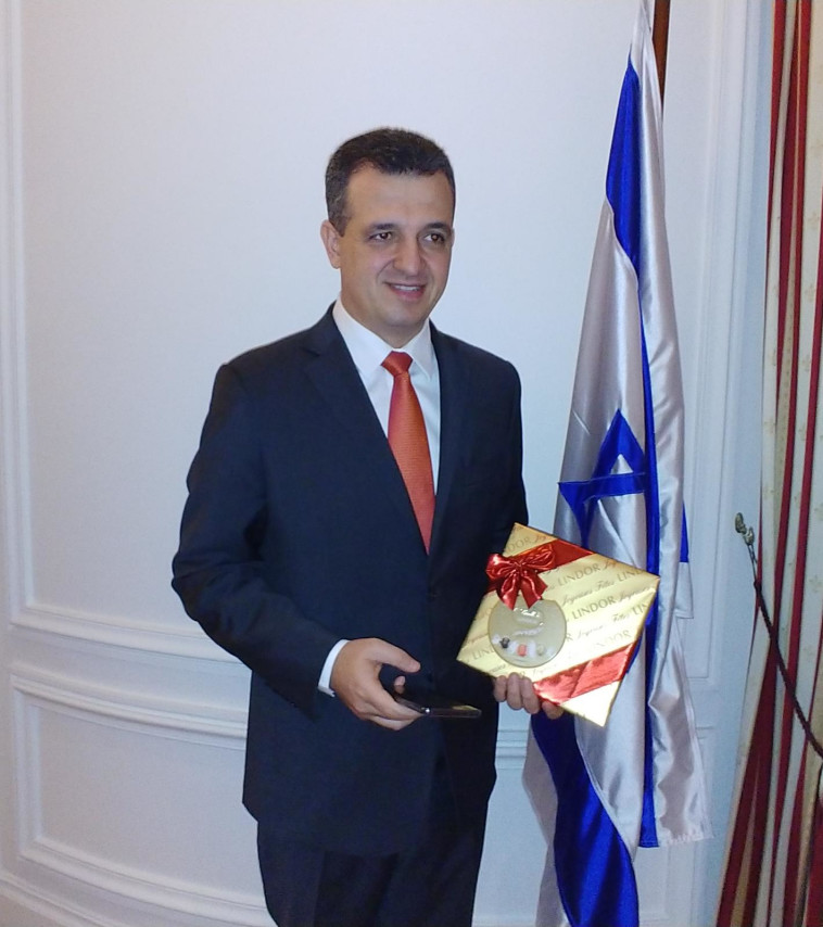 כרמל שאמה הכהן עם השוקולדים. צילום: המשלחת הישראלית לאונסק&quot;ו