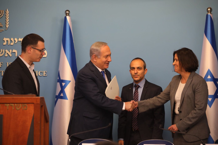  מרכזת הוועדה ד&quot;ר אסנת לוקסנבורג, יו&quot;ר הוועדה פרופ' רוני גמזו, רה&quot;מ נתניהו ומנכ&quot;ל משרד הבריאות משה בר סימן-טוב. צילום: הדס פרוש, פלאש 90