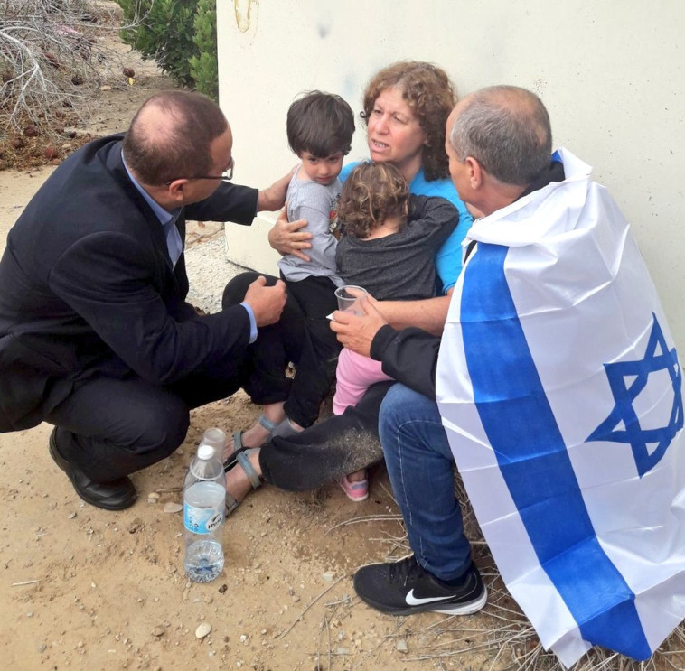 השר איוב קרא במהלך &quot;צבע אדום&quot;. צילום: לשכת השר איוב קרא