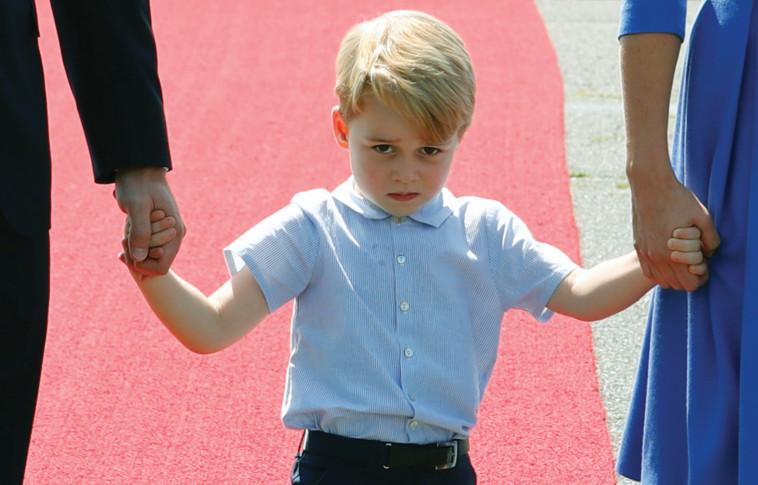 הנסיך ג'ורג' נוחת עם הוריו, הדוכסית קייט מידלטון והנסיך וויליאם, בשדה התעופה טגל בברלין שבגרמניה. 19 ביולי