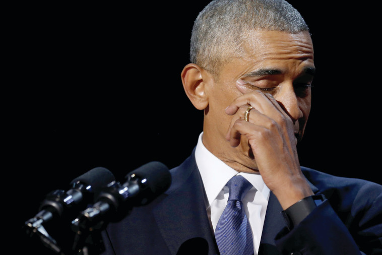 הנשיא היוצא ברק אובמה מוחה דמעה בעת שהוא נושא את נאום הפרידה שלו בשיקגו. 10 בינואר