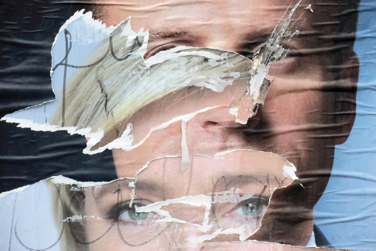 פוסטרים קרועים של המועמדים לנשיאות צרפת, עמנואל מקרון ומארין לה פן, לפני הבחירות. 4 במאי