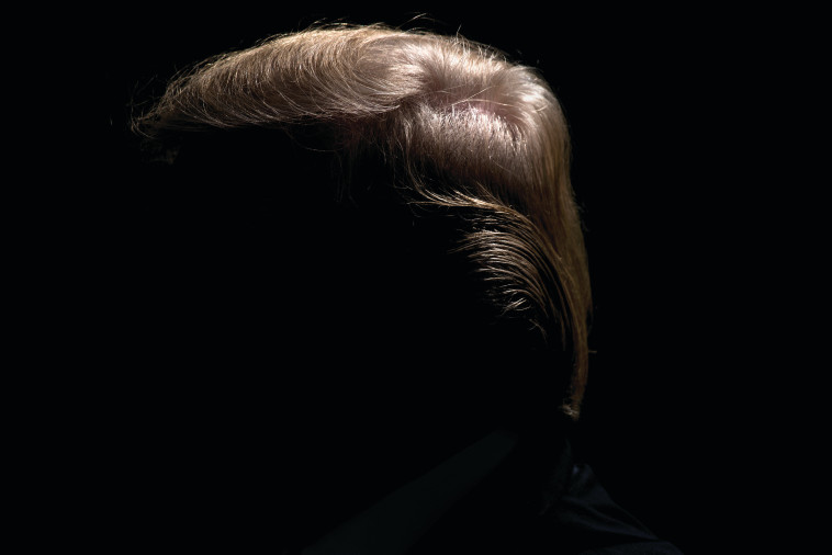 נשיא ארצות הברית דונלד טראמפ ברגע של מנוחה במהלך מסיבת עיתונאים בבית הלבן