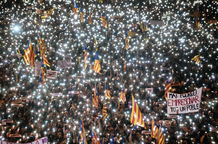 הפגנה בברצלונה לטובת שחרור מנהיגי הבדלנים בקטלוניה והניתוק מספרד