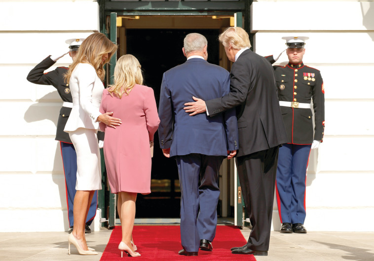 הנשיא דונלד טראמפ ורעייתו מלניה מברכים את ראש הממשלה בנימין נתניהו ורעייתו שרה בכניסה לבית הלבן