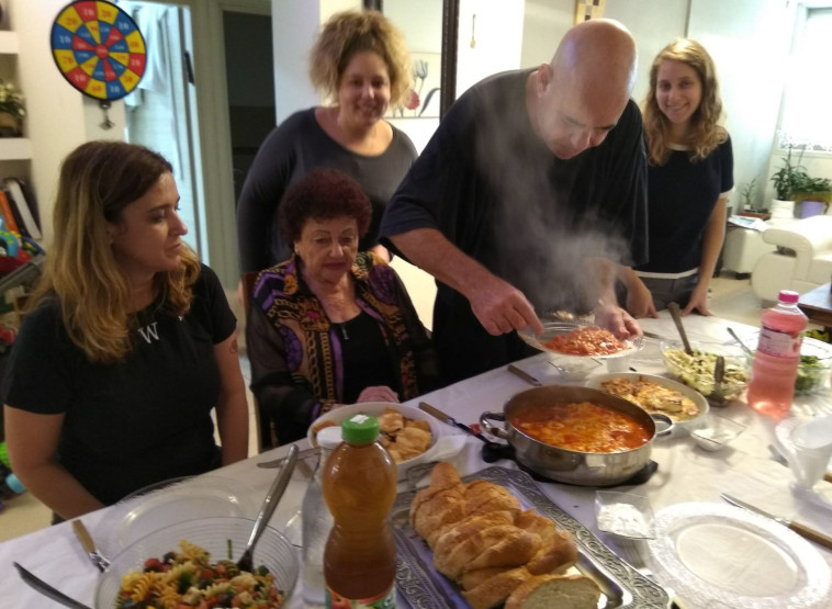 אנשים רעבים כאן! שלב ההגשה. צילום: פרטי