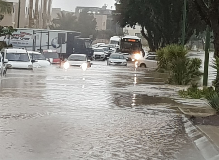 הצפות באשקלון, אתמול. צילום: איציק זוארץ